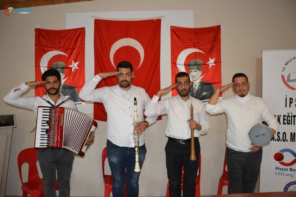 Müzisyenlerden Askere Moral Türküsü