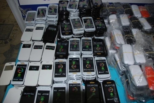 Meriç Nehri kıyısında, 208 bin TL değerinde akıllı cep telefonları bulundu