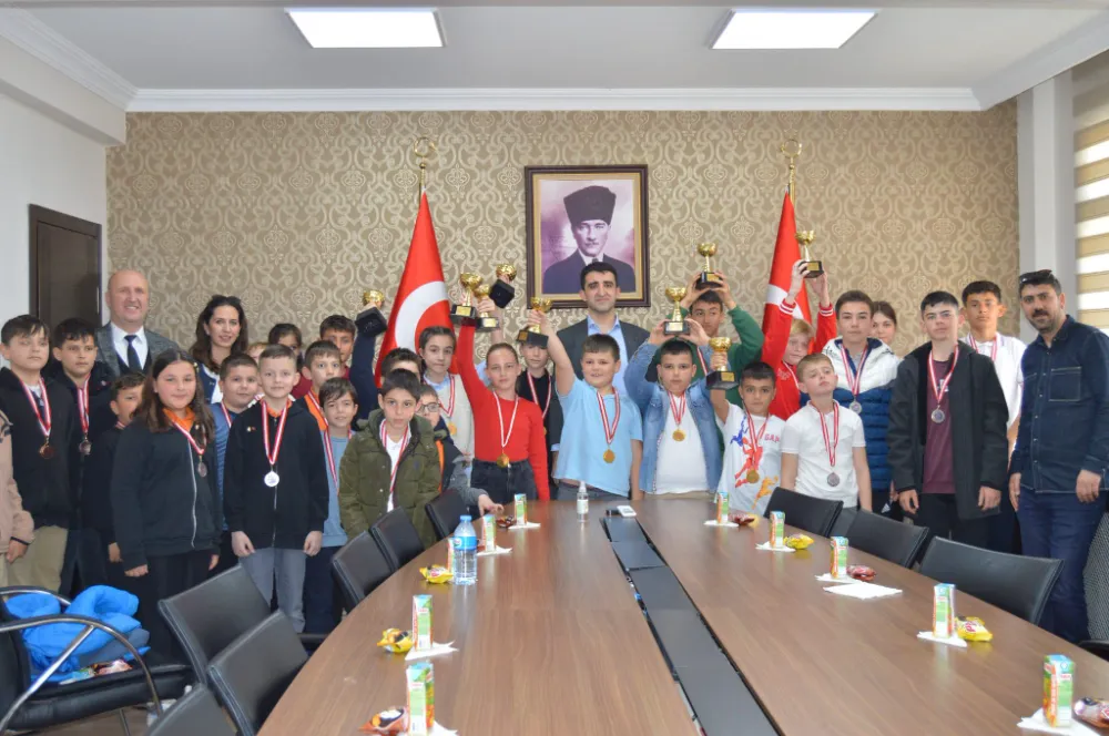 ÖDÜLLERİNİ ALDILAR.