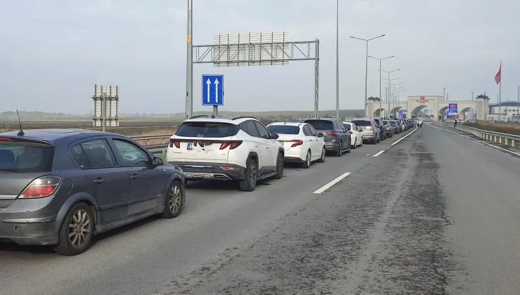 Gümrük Kapısı’nda tatil yoğunluğu…