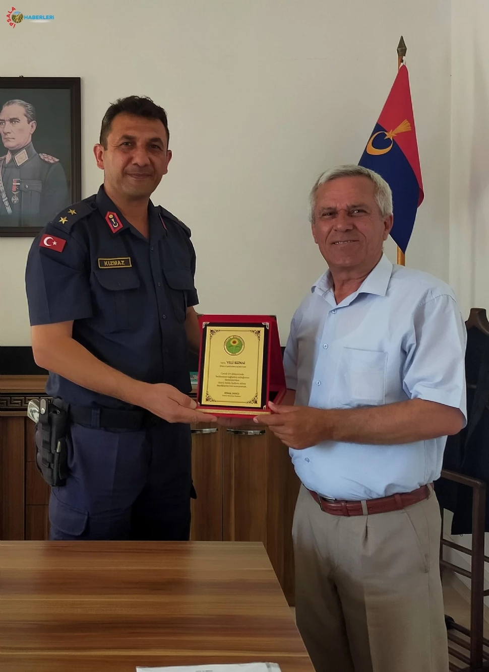 Jandarma Komutanı Veli Kızmaz’a, Plaket