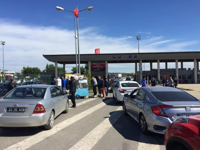 Gümrükte Tatil Kuyruğu.