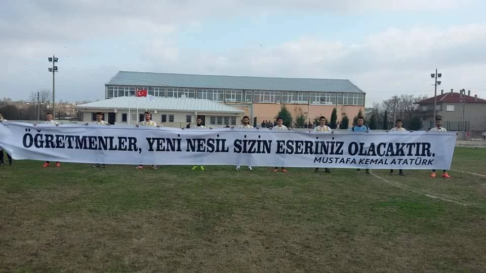 Kutlamayı Pankart Açarak Yaptılar.